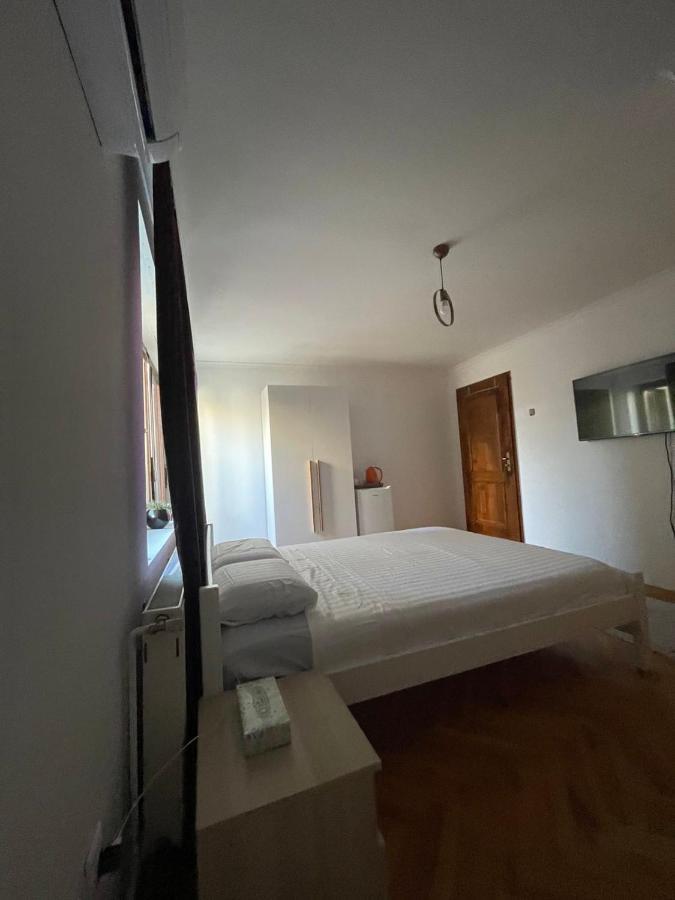 Guesthouse 12A Prishtinë Ngoại thất bức ảnh