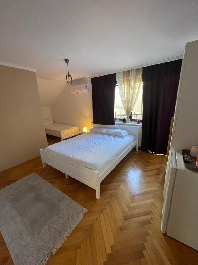 Guesthouse 12A Prishtinë Ngoại thất bức ảnh