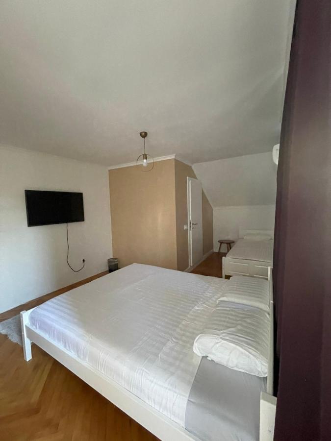 Guesthouse 12A Prishtinë Ngoại thất bức ảnh