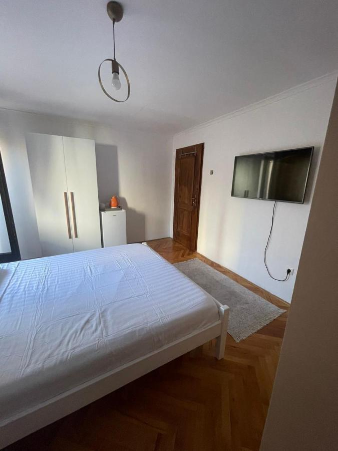 Guesthouse 12A Prishtinë Ngoại thất bức ảnh