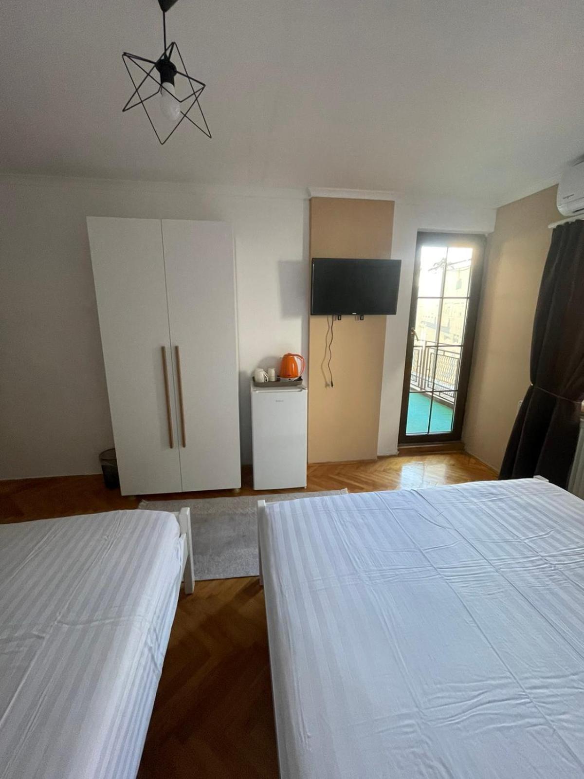 Guesthouse 12A Prishtinë Ngoại thất bức ảnh